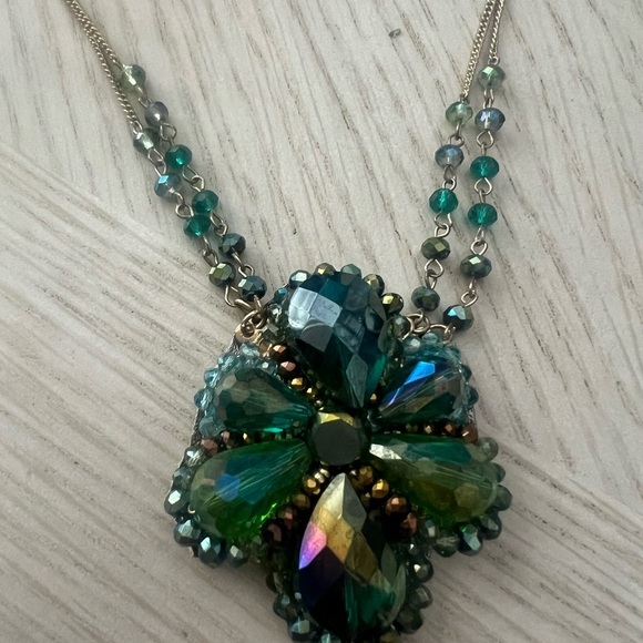 Ali-Khan Crystal Flower Necklace - Picture 3 of 6